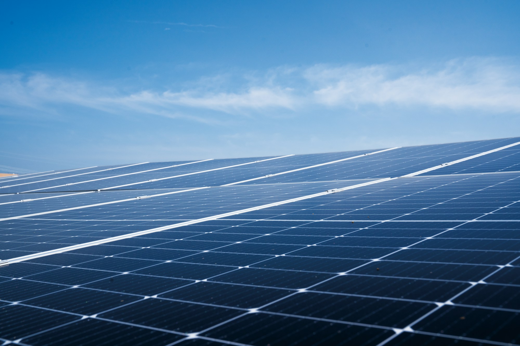Painéis fotovoltaicos aproveitando a luz solar